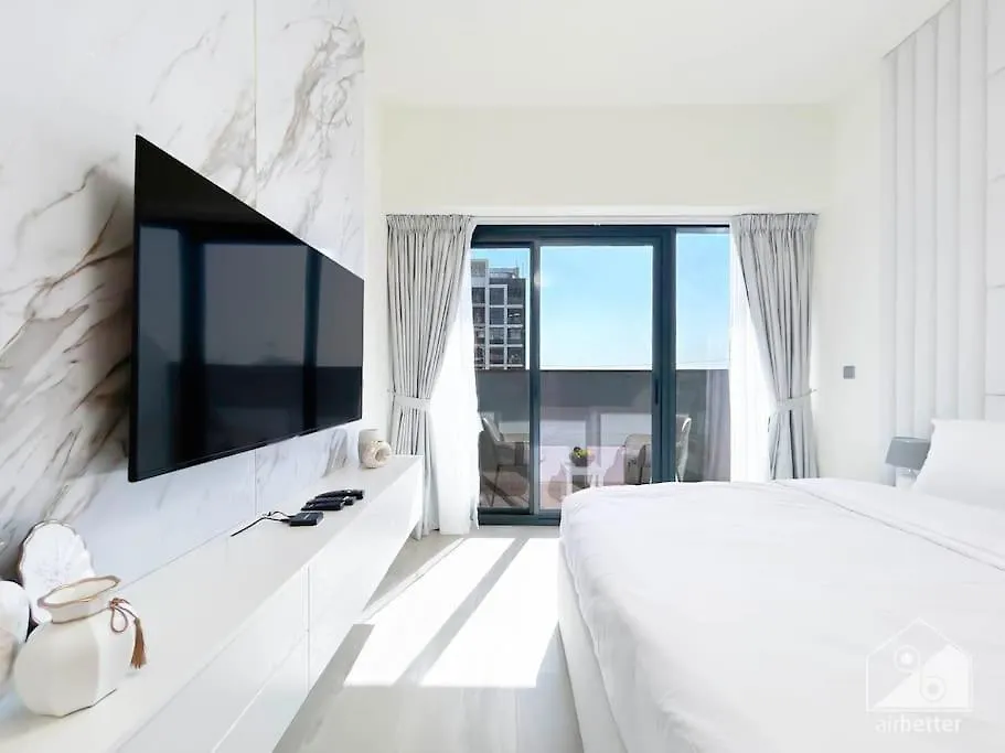 Luxury Living In Azizi Riviera & Cozy Balcony Apartment Dubai